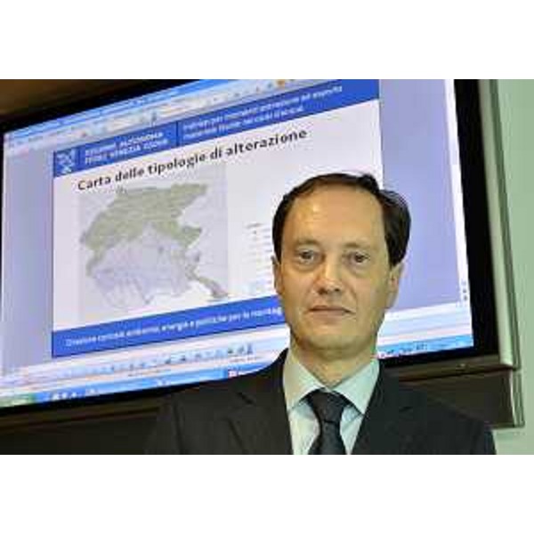 Luca Ciriani (Vicepresidente Giunta FVG e assessore regionale Ambiente) durante la conferenza stampa sulla nuova gestione delle attività estrattive dai fiumi nel Friuli Venezia Giulia. (Udine 21/02/12)
