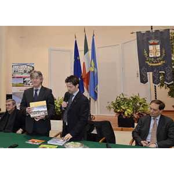 Renzo Tondo (Presidente Friuli Venezia Giulia) e Markus Murmair (Sindaco Valvasone) nella sede municipale. (Valvasone 22/02/12)