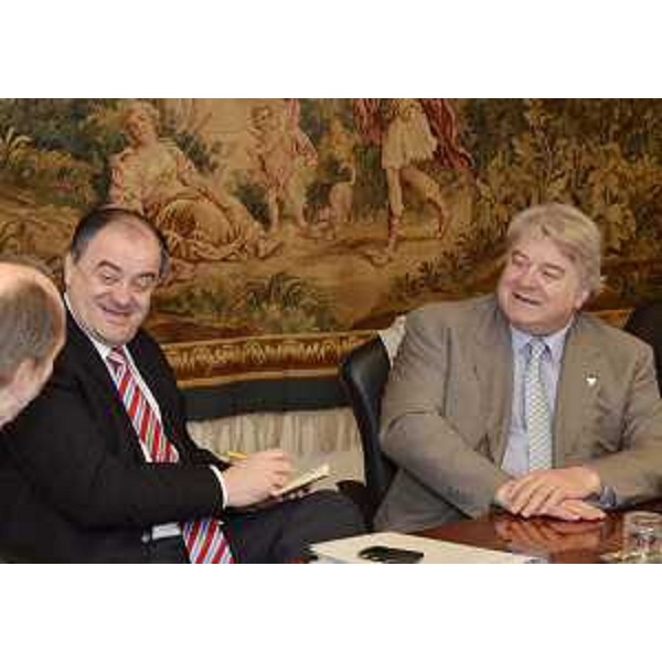 Roberto Molinaro (Assessore regionale Istruzione, Università, Ricerca, Famiglia, Associazionismo e Cooperazione) ed Elio De Anna (Assessore regionale Cultura, Sport, Relazioni internazionali e comunitarie) durante la riunione della Giunta regionale, nella sede della Regione. (Trieste 24/02/12)