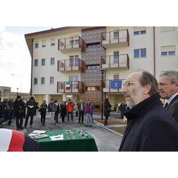 Riccardo Riccardi (Assessore regionale Lavori pubblici) alla consegna delle chiavi di 23 nuovi alloggi ATER in via Joppi e via Vipacco. (Udine 25/02/12)