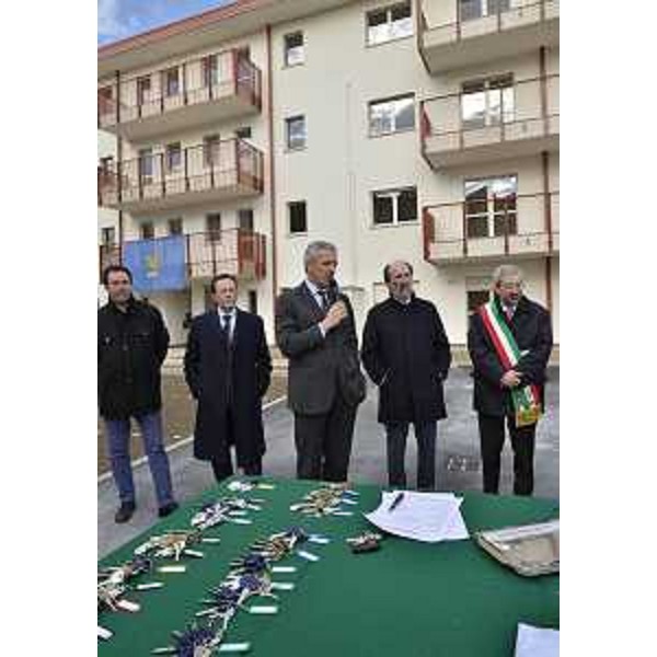 Attilio Vuga (Presidente ATER-Azienda Territoriale Edilizia Residenziale UD), Riccardo Riccardi (Assessore regionale Lavori pubblici) e Furio Honsell (Sindaco Udine) alla consegna delle chiavi di 23 nuovi alloggi ATER in via Joppi e via Vipacco. (Udine 25/02/12)