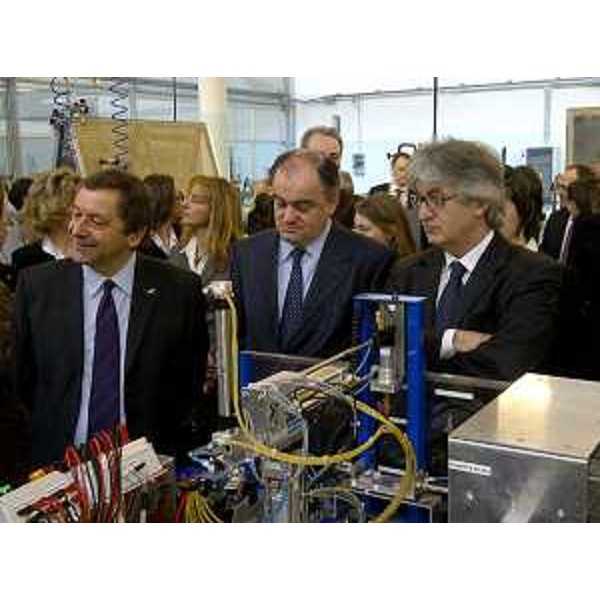 Francesco Profumo (Ministro Istruzione, Università e Ricerca), Roberto Molinaro (Assessore regionale Istruzione, Università, Ricerca, Famiglia, Associazionismo e Cooperazione) e Renzo Tondo (Presidente Friuli Venezia Giulia) all'ISIS Malignani. (Udine 27/02/12)