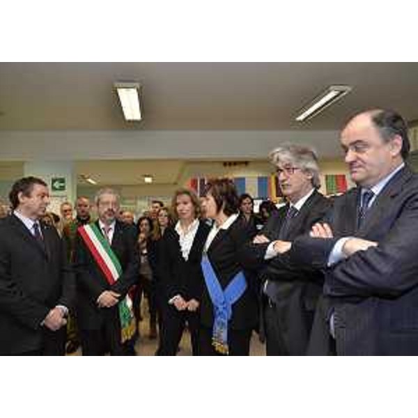 Francesco Profumo (Ministro Istruzione, Università e Ricerca), Furio Honsell (Sindaco Udine), Daniela Beltrame (Dirigente Scolastico Regionale), Elena Lizzi (Assessore provinciale Istruzione), Renzo Tondo (Presidente Friuli Venezia Giulia) e Roberto Molinaro (Assessore regionale Istruzione, Università, Ricerca, Famiglia, Associazionismo e Cooperazione) all'ISIS Malignani. (Udine 27/02/12)