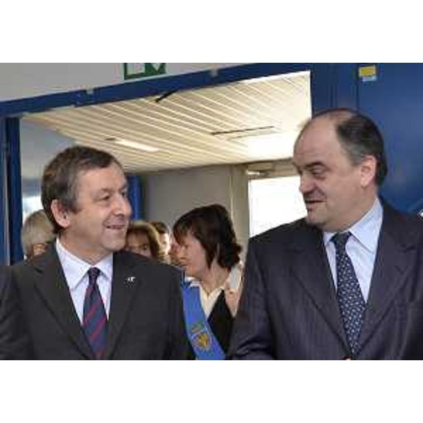Francesco Profumo (Ministro Istruzione, Università e Ricerca) e Roberto Molinaro (Assessore regionale Istruzione, Università, Ricerca, Famiglia, Associazionismo e Cooperazione) all'ISIS Malignani. (Udine 27/02/12)