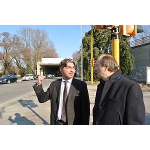 Antonio Calligaris (Sindaco Fogliano Redipuglia) e Riccardo Riccardi (Assessore regionale Infrastrutture e Mobilità) vicino al viadotto della linea ferroviaria Redipuglia-Sagrado-Cormons. (Fogliano Redipuglia 28/02/12)