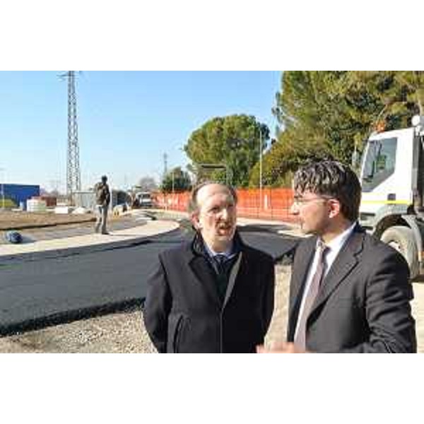 Riccardo Riccardi (Assessore regionale Infrastrutture e Mobilità) e Antonio Calligaris (Sindaco Fogliano Redipuglia) visitano il cantiere della rotatoria. (Fogliano Redipuglia 28/02/12)
