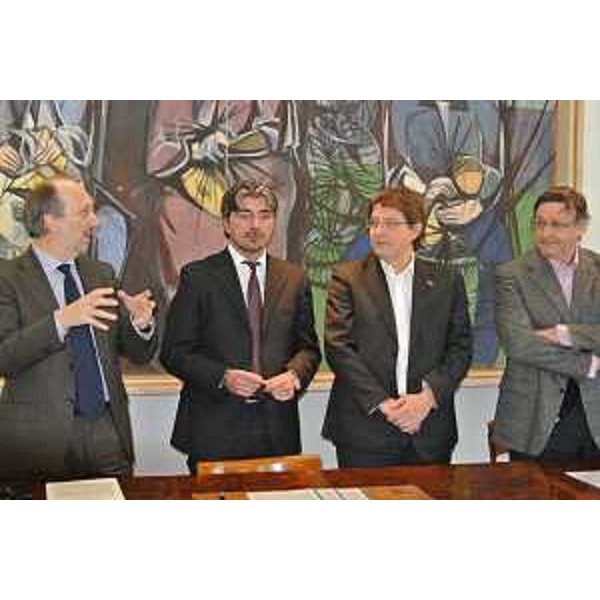 Riccardo Riccardi (Assessore regionale Infrastrutture e Mobilità), Antonio Calligaris (Sindaco Fogliano Redipuglia), Enrico Gherghetta (Presidente Provincia Gorizia) e Giorgio Santuz (Presidente FVG Strade) al tavolo della convenzione per l'abbattimento del viadotto della linea ferroviaria Redipuglia-Sagrado-Cormons. (Fogliano Redipuglia 28/02/12)