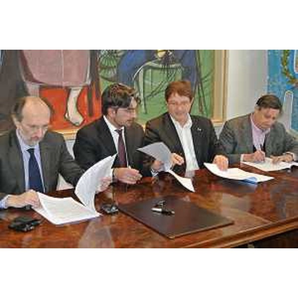 Riccardo Riccardi (Assessore regionale Infrastrutture e Mobilità), Antonio Calligaris (Sindaco Fogliano Redipuglia), Enrico Gherghetta (Presidente Provincia Gorizia) e Giorgio Santuz (Presidente FVG Strade) al tavolo della convenzione per l'abbattimento del viadotto della linea ferroviaria Redipuglia-Sagrado-Cormons. (Fogliano Redipuglia 28/02/12)