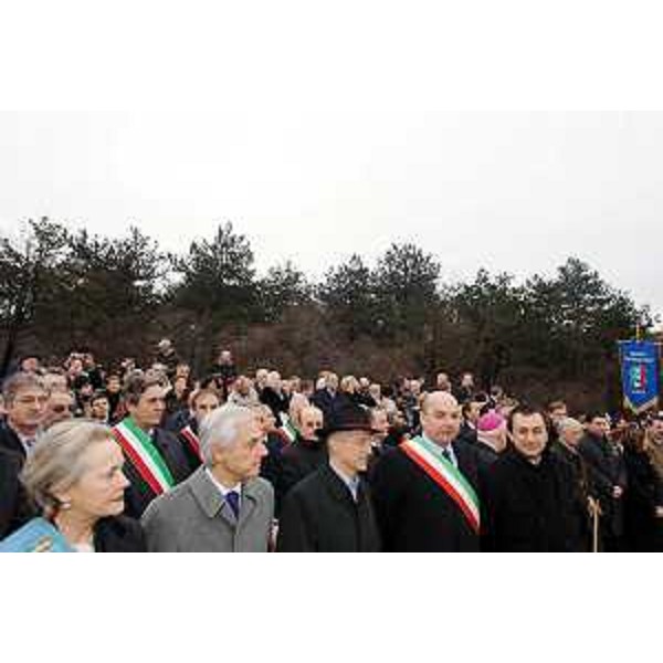 Riccardo Illy (Presidente Regione Friuli Venezia Giulia) con le autorità in occasione della cerimonia della "Giornata del Ricordo" alla Foiba di Basovizza. (Trieste 10/02/07)