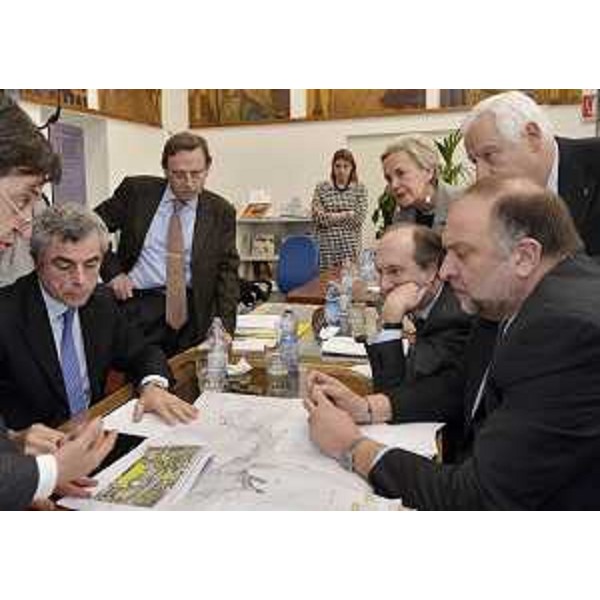 Mauro Moretti (Amministratore delegato Ferrovie dello Stato) con Riccardo Riccardi (Assessore regionale Infrastrutture, Mobilità, Pianificazione territoriale e Lavori pubblici), Maria Teresa Bassa Poropat (Presidente Provincia Trieste) e Roberto Cosolini (Sindaco Trieste). (Trieste 29/02/12)