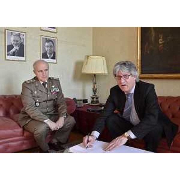 Sebastiano Ottavio Giangravè (Generale, Comandante Militare Friuli Venezia Giulia) e Renzo Tondo (Presidente Friuli Venezia Giulia) nella sede della Regione. (Trieste 29/02/12)