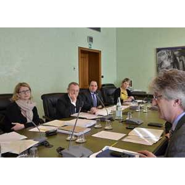 Gli assessori regionali Sandra Savino (Finanze, Patrimonio e Programmazione), Andrea Garlatti (Funzione pubblica, Autonomie locali e Coordinamento Riforme), Claudio Violino (Risorse rurali, agroalimentari e forestali) e Federica Seganti (Attività produttive) davanti a Renzo Tondo (Presidente Friuli Venezia Giulia) che presiede la riunione della Giunta. (Trieste 01/03/12)