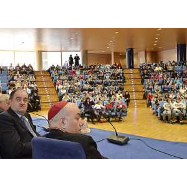 Roberto Molinaro (Assessore regionale Istruzione, Università, Ricerca, Famiglia, Associazionismo e Cooperazione) e Andrea Bruno Mazzocato (Arcivescovo Udine) alla premiazione della settima edizione del Concorso Presepi, nell'Auditorium della sede regionale. (Udine 02/03/12)