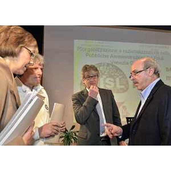 Renzo Tondo (Presidente Friuli Venezia Giulia) e Giovanni Fania (Segretario CISL FVG) al seminario "Riorganizzazione e razionalizzazione nelle Pubbliche Amministrazioni del Friuli Venezia Giulia". (Palmanova 03/03/12)