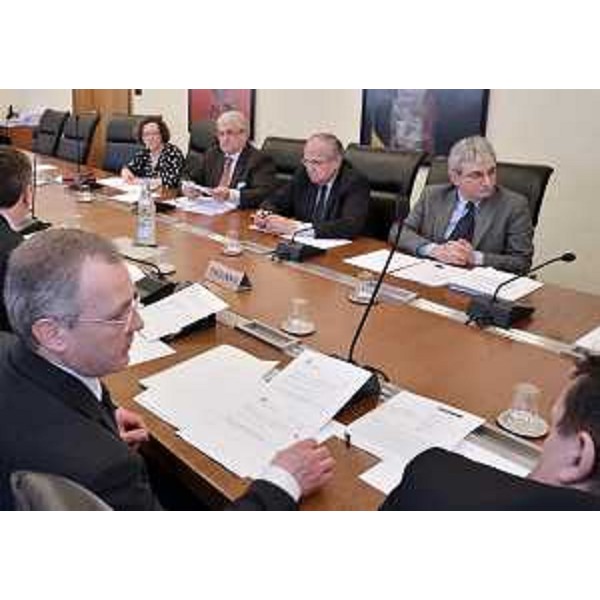 I senatori Tamara Blazina, Flavio Pertoldi, Ferruccio Saro e Carlo Pegorer con Andrea Garlatti (Assessore regionale Funzione pubblica) durante la presentazione della legge per la riduzione del numero dei consiglieri regionali, in Consiglio regionale. (Trieste 03/03/12)