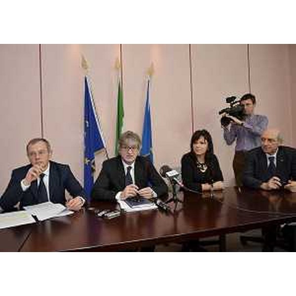 Andrea Garlatti (Assessore regionale Funzione pubblica, Autonomie locali, Coordinamento Riforme), Renzo Tondo (Presidente Friuli Venezia Giulia), Angela Brandi (Assessore regionale Lavoro, Formazione, Commercio, Pari Opportunità) e Guido Baggi (Capo Ufficio Stampa Regione FVG) in conferenza stampa nella sede regionale. (Gorizia 08/03/12)