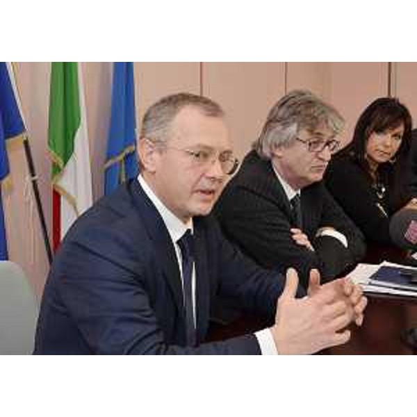 Andrea Garlatti (Assessore regionale Funzione pubblica, Autonomie locali, Coordinamento Riforme), Renzo Tondo (Presidente Friuli Venezia Giulia) e Angela Brandi (Assessore regionale Lavoro, Formazione, Commercio, Pari Opportunità) in conferenza stampa nella sede regionale. (Gorizia 08/03/12)