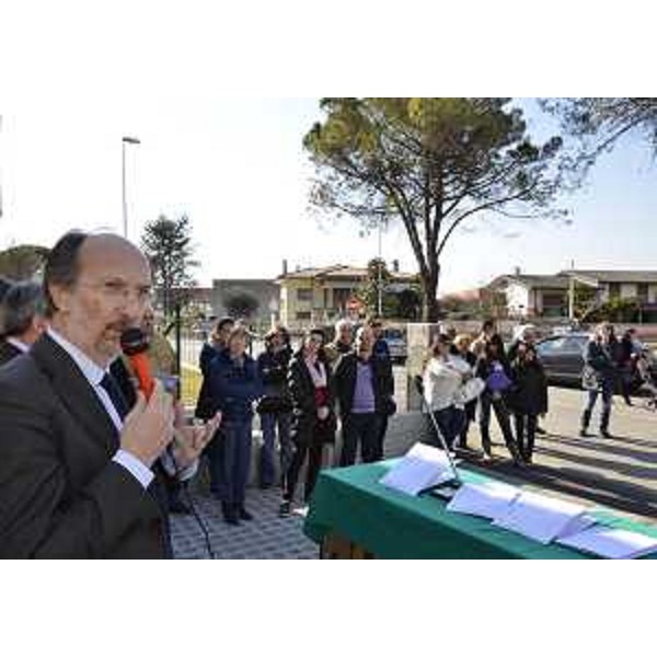 Riccardo Riccardi (Assessore regionale Lavori pubblici) all'inaugurazione di nuovi alloggi dell'ATER-Azienda Territoriale Edilizia Residenziale di Pordenone. (Poincicco di Zoppola 09/03/12)
