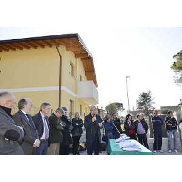 Riccardo Riccardi (Assessore regionale Lavori pubblici) all'inaugurazione di nuovi alloggi dell'ATER-Azienda Territoriale Edilizia Residenziale di Pordenone, mentre interviene Angelo Masotti Cristofoli (Sindaco Zoppola). (Poincicco di Zoppola 09/03/12)