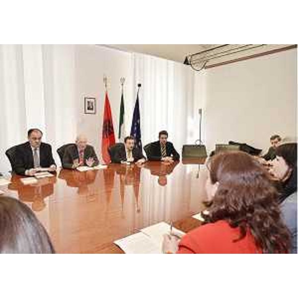 Il tavolo dell'incontro tra la delegazione albanese guidata da Nora Malaj (Viceministro Educazione e Scienza Albania) e Roberto Molinaro (Assessore Istruzione, Università, Ricerca, Cooperazione FVG) sull' "Educazione inclusiva per i bambini con disabilità in Albania", nella sede della Regione. (Trieste 13/03/12)