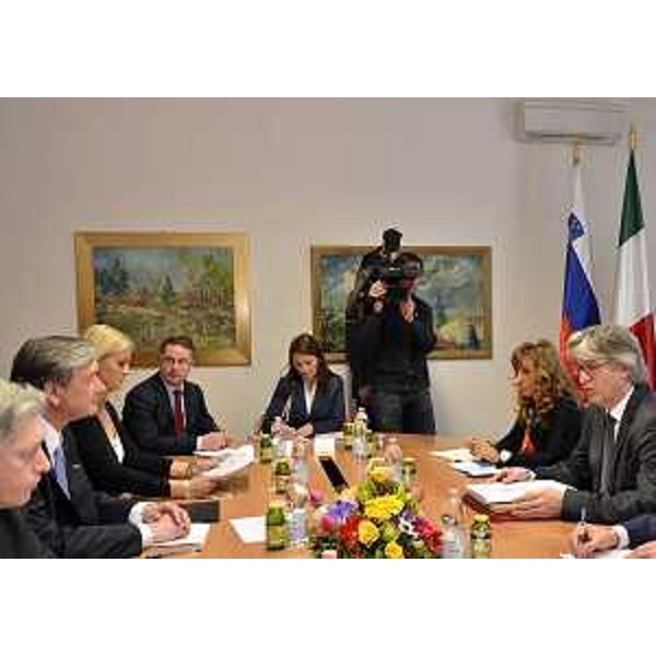 Il tavolo dell'incontro tra Danilo Turk (Presidente Repubblica di Slovenia) e Renzo Tondo (Presidente Friuli Venezia Giulia) al Centro culturale Lojze Bratuz. (Gorizia 14/03/12)