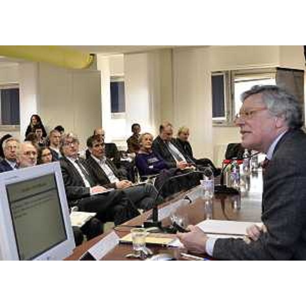 R.Tondo (Presidente Friuli Venezia Giulia), P.Possamai (Direttore Il Piccolo), M.T.Bassa Poropat (Presidente Provincia Trieste) e R.Cosolini (Sindaco Trieste) davanti a Ugo Trivellato (Docente Scienze statistiche Università Padova) alla presentazione del libro "Sono soldi ben spesi? Perché e come valutare l'efficacia delle politiche pubbliche" (Marsilio Editori). (Trieste 14/03/12)
