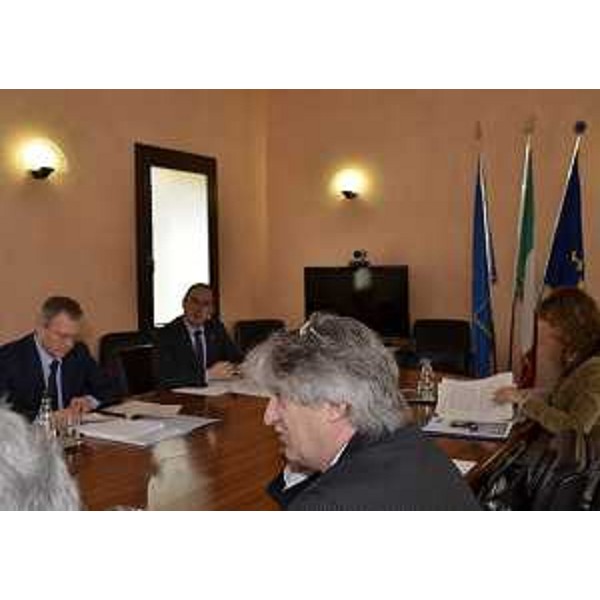 Renzo Tondo (Presidente Friuli Venezia Giulia), gli assessori regionali Andrea Garlatti (Funzione pubblica, Autonomie locali, Coordinamento Riforme) e Claudio Violino (Risorse rurali, agroalimentari e forestali), e Michela Gasparutti (Capo segreteria Tondo) nel corso della riunione della Giunta regionale. (Pordenone 15/03/12)