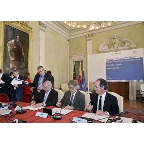 Gerhard Doerfler (Presidente Land Carinzia), Renzo Tondo (Presidente Friuli Venezia Giulia) e Luca Zaia (Presidente Veneto) firmano la Dichiarazione congiunta per l'approvazione della Convenzione e dello Statuto del GECT (Gruppo Europeo di Cooperazione Territoriale) "Euregio Senza confini", nella sede della Regione FVG. (Trieste 16/03/12)