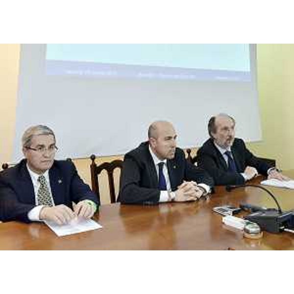 Pietro Fontanini (Presidente Provincia Udine), Nicola Turello (Sindaco Pozzuolo del Friuli) e Riccardo Riccardi (Assessore regionale Infrastrutture) in riunione sui progetti per i lavori della Tangenziale Sud di Udine, in Municipio. (Pozzuolo del Friuli 16/03/12)