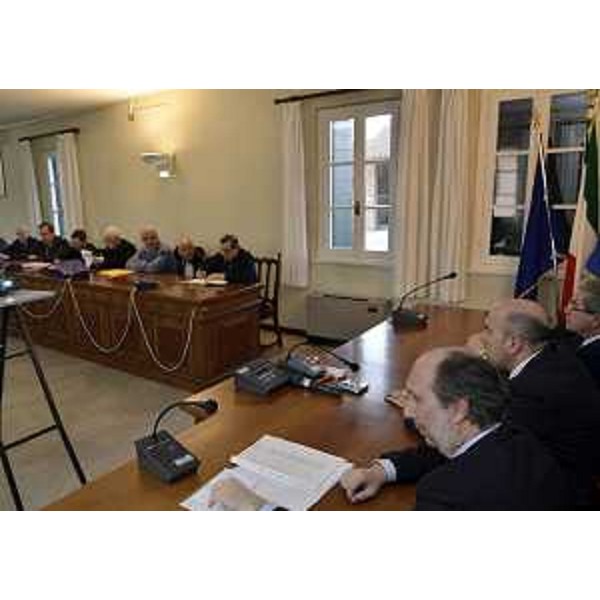 Riccardo Riccardi (Assessore regionale Infrastrutture) in riunione sui progetti per i lavori della Tangenziale Sud di Udine, in Municipio. (Pozzuolo del Friuli 16/03/12)