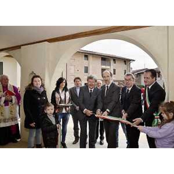 Claudio Serafini (Presidente ATER Pordenone), Riccardo Riccardi (Assessore regionale Lavori pubblici), Emidio Ettore Isacchini (Presidente Federcasa) e Ivo Chiarot (Sindaco Sesto al Reghena) all'inaugurazione degli alloggi ATER nel complesso agricolo del '500. (Marignana di Sesto al Reghena 17/03/12)
