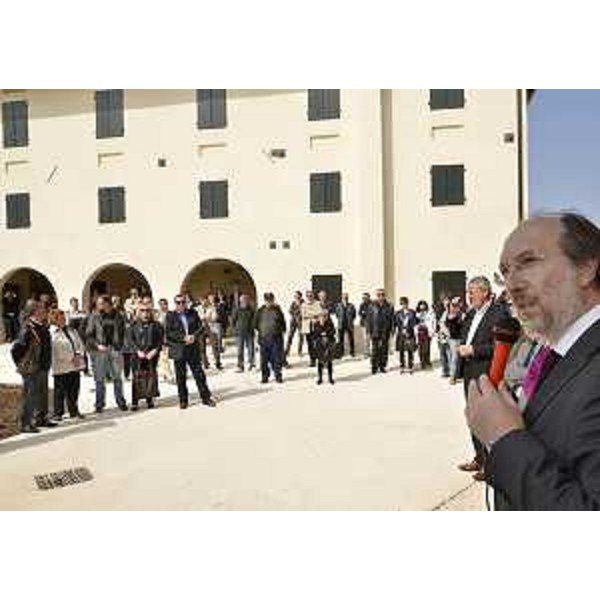 Riccardo Riccardi (Assessore regionale Lavori pubblici) interviene all'inaugurazione degli alloggi ATER nel complesso agricolo del '500. (Marignana di Sesto al Reghena 17/03/12)