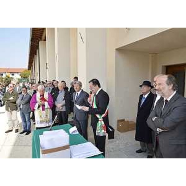 Riccardo Riccardi (Assessore regionale Lavori pubblici) durante l'intervento di Ivo Chiarot (Sindaco Sesto al Reghena) all'inaugurazione degli alloggi ATER nel complesso agricolo del '500. (Marignana di Sesto al Reghena 17/03/12)