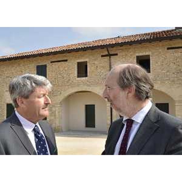 Claudio Serafini (Presidente ATER Pordenone) e Riccardo Riccardi (Assessore regionale Lavori pubblici) all'inaugurazione degli alloggi ATER nel complesso agricolo del '500. (Marignana di Sesto al Reghena 17/03/12)