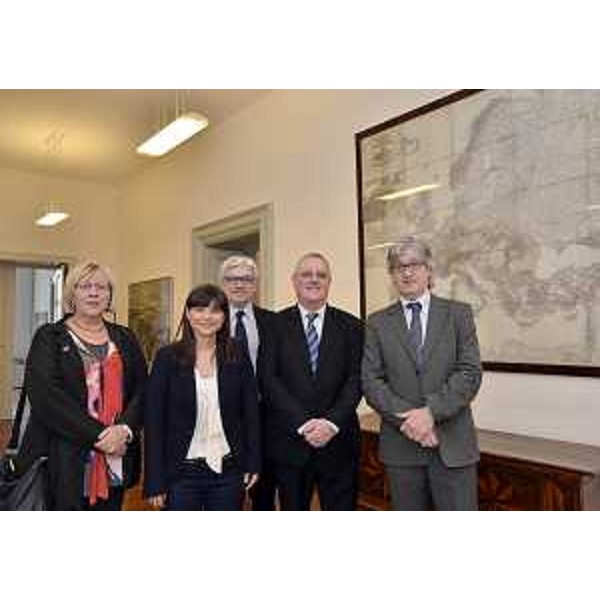Eva Lichtenberger (Componente Commissione Trasporti e Turismo - Parlamento europeo), Debora Serracchiani (Europarlamentare), Antonio Cancian (Componente Commissione Trasporti e Turismo - Parlamento europeo), Brian Simpson (Presidente Commissione Trasporti e Turismo - Parlamento europeo) e Renzo Tondo (Presidente Friuli Venezia Giulia) nella sede della Regione. (Trieste 19/03/12)