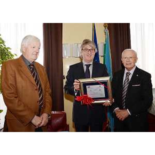 Matteo Bortuzzo (Ex vicepresidente Consiglio regionale), Renzo Tondo (Presidente Friuli Venezia Giulia) e Renato Battiston (Presidente Federazione Triveneto Cuore e Associazione provinciale 'Amici del Cuore - D.Zanuttini' Pordenone) con la targa che festeggia i 20 anni dell'Associazione provinciale 'Amici del Cuore - Domenico Zanuttini' di Pordenone e i 10 anni della Federazione Triveneto Cuore, in Consiglio regionale. (Trieste 20/03/12)