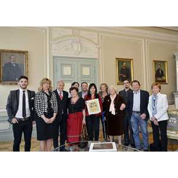 Angela Brandi (Assessore regionale Commercio) ed Ettore Romoli (Sindaco Gorizia) alla consegna delle targhe d'oro e d'argento che identificano ufficialmente come "locali storici" otto esercizi in attività da più di 60 anni. (Gorizia 21/03/12)