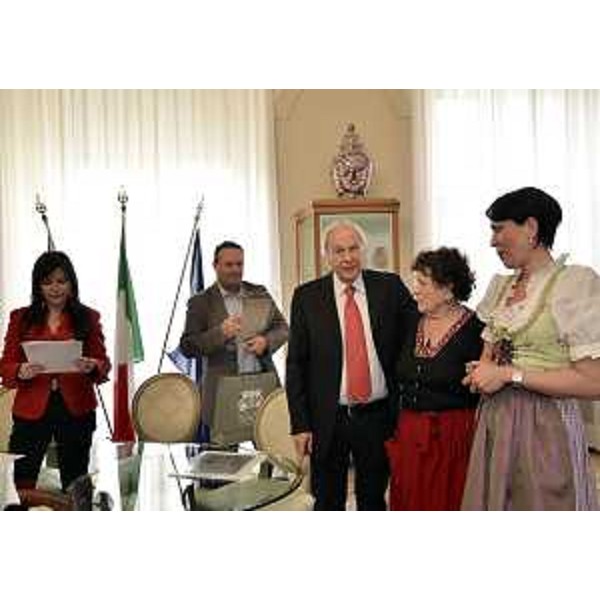 Angela Brandi (Assessore regionale Commercio) ed Ettore Romoli (Sindaco Gorizia) consegnano la targa d'argento di "locale storico" alle esercenti della Trattoria alla Luna, attiva dal 1876. (Gorizia 21/03/12)