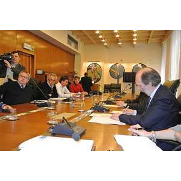 Riccardo Riccardi (Assessore regionale Infrastrutture e Mobilità) al tavolo dell'incontro con i rappresentanti delle organizzazioni sindacali del settore trasporti, in Consiglio regionale. (Trieste 21/03/12)