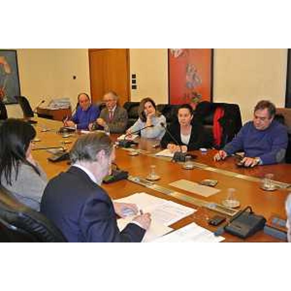 Riccardo Riccardi (Assessore regionale Infrastrutture e Mobilità) al tavolo dell'incontro con i rappresentanti delle organizzazioni sindacali del settore trasporti, in Consiglio regionale. (Trieste 21/03/12)