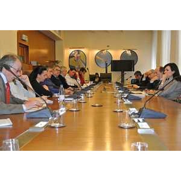 Tavolo dell'incontro tra Riccardo Riccardi (Assessore regionale Infrastrutture e Mobilità) e rappresentanti delle organizzazioni sindacali del settore trasporti, in Consiglio regionale. (Trieste 21/03/12)
