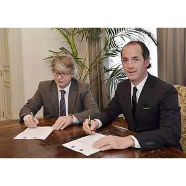 Renzo Tondo (Presidente Friuli Venezia Giulia) e Luca Zaia (Presidente Veneto) firmano la lettera al ministro per lo Sviluppo economico di richiesta di potenziare l'operatività di Finest, nella sede della Regione. (Trieste 21/03/12)