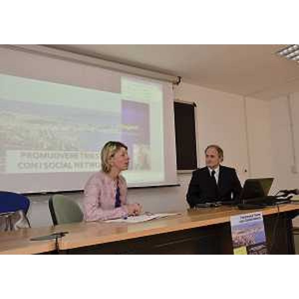 Federica Seganti (Assessore regionale Attività produttive) e Franco Grossi (Docente Scienze della Formazione Università Trieste) si confrontano con gli studenti sul progetto "Promuovere Trieste con i Social Network". (Trieste 22/03/12)