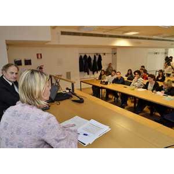 Federica Seganti (Assessore regionale Attività produttive) e Franco Grossi (Docente Scienze della Formazione Università Trieste) si confrontano con gli studenti sul progetto "Promuovere Trieste con i Social Network". (Trieste 22/03/12)