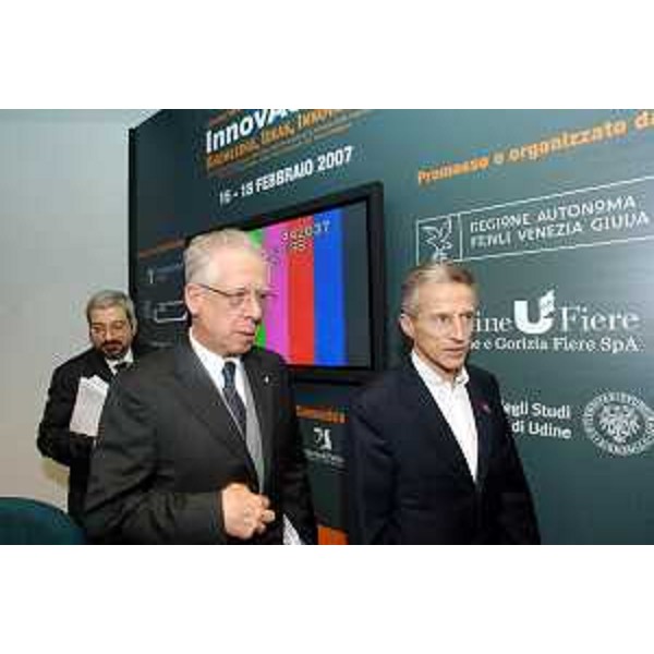 Riccardo Illy (Presidente Regione Friuli Venezia Giulia) con Tommaso Padoa Schioppa (Ministro dell'Economia e delle Finanze) ritratti in occasione dell'apertura di 'InnovAction'-Salone della Conoscenza, delle Idee e dell'Innovazione al servizio delle imprese. (Udine 15/02/07)
