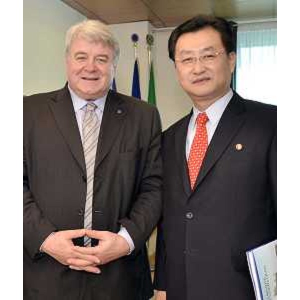 Elio De Anna (Assessore regionale Cultura) e Ri Kwang II (Ambasciatore Corea del Nord a Praga) all'inaugurazione della mostra "Realismo Socialista. Cecoslovacchia 1948-1989". (Villa Manin di Passariano 23/03/12)