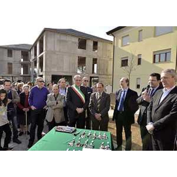 Riccardo Riccardi (Assessore regionale Lavori pubblici), con Franco Costantini (Sindaco San Giovanni al Natisone) ed Attilio Vuga (Presidente ATER-Azienda Territoriale Edilizia Residenziale Udine), alla consegna di 30 alloggi ATER. (San Giovanni al Natisone 24/03/12)