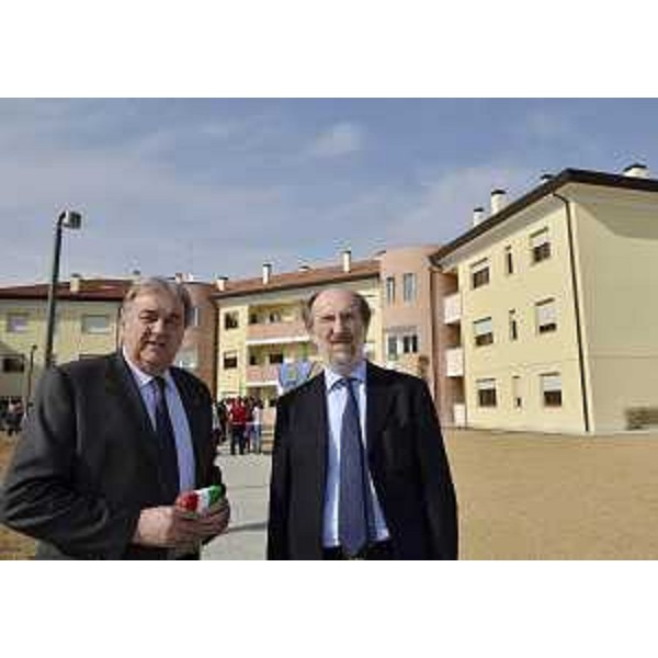 Franco Costantini (Sindaco San Giovanni al Natisone) e Riccardo Riccardi (Assessore regionale Lavori pubblici) alla consegna di 30 alloggi ATER. (San Giovanni al Natisone 24/03/12)
