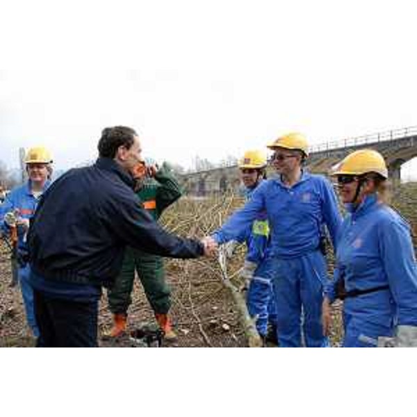 Luca Ciriani (Vicepresidente Giunta regionale e assessore regionale Protezione civile) saluta volontari della Protezione civile durante la prima giornata dell'operazione "Alvei Puliti". (24/03/12)