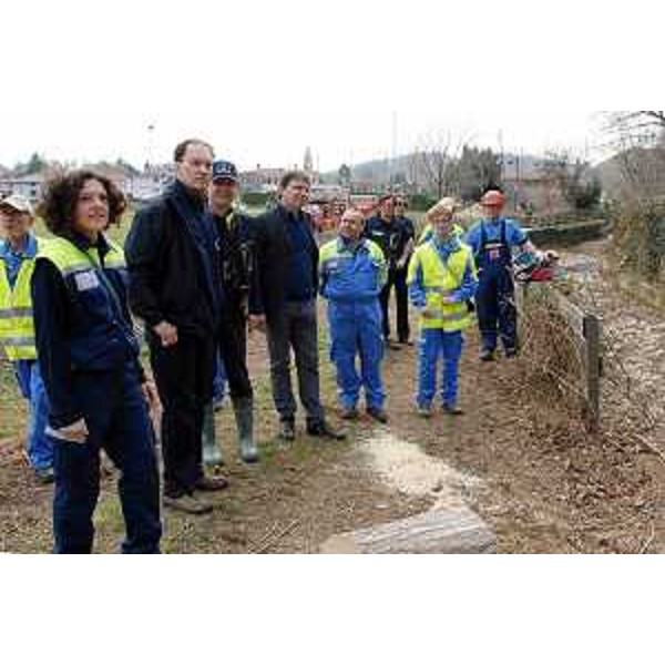 Luca Ciriani (Vicepresidente Giunta regionale e assessore regionale Protezione civile) con volontari della Protezione civile durante la prima giornata dell'operazione "Alvei Puliti". (24/03/12)